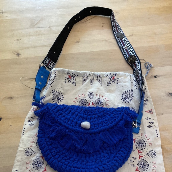 freepeople HALF MOON CROCHET CROSSBODY BAG NWOT - Picture 1 of 7